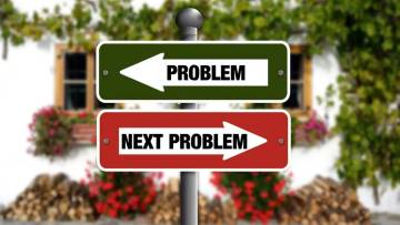 आसमान से गिरे खजूर में अटके मुहावरे का अर्थ, प्रयोग और उदाहरण | Aasman Se Gire Khajoor Mein Atke Meaning