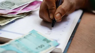 भारतीय रुपया रिकॉर्ड निचले स्तर पर: कारण, प्रभाव, और भविष्य की संभावनाएँ