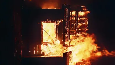 सपने में घर जलते देखना: इसका मतलब और क्यों आता है? Seeing A House on Fire